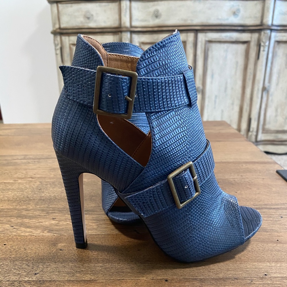 Size 7 brand new, never worn